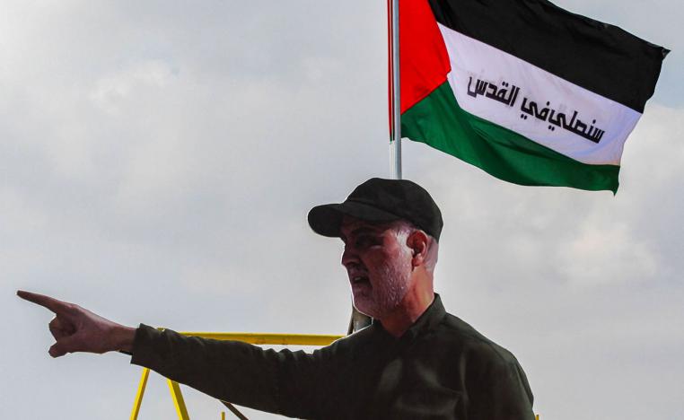 مجسم لقاسم سليماني يشير إلى إسرائيل من جنوب لبنان