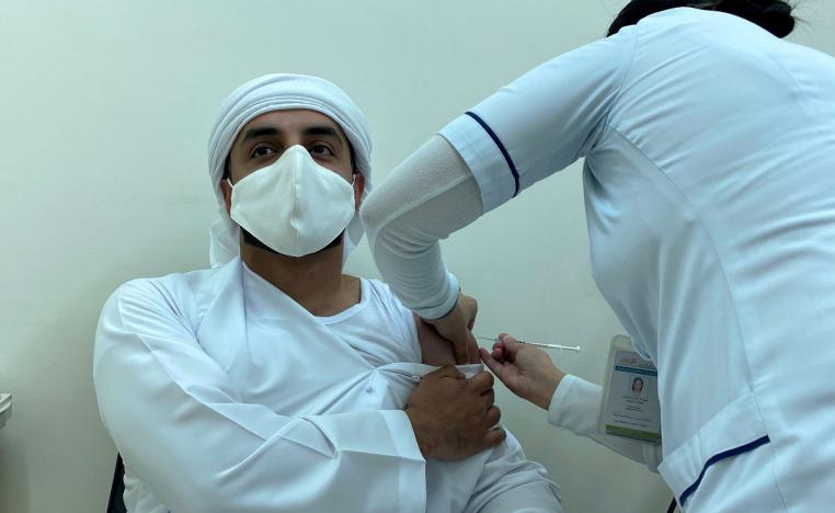 مواطن إماراتي يتلقى لقاح كورونا في مركز صحي بدبي