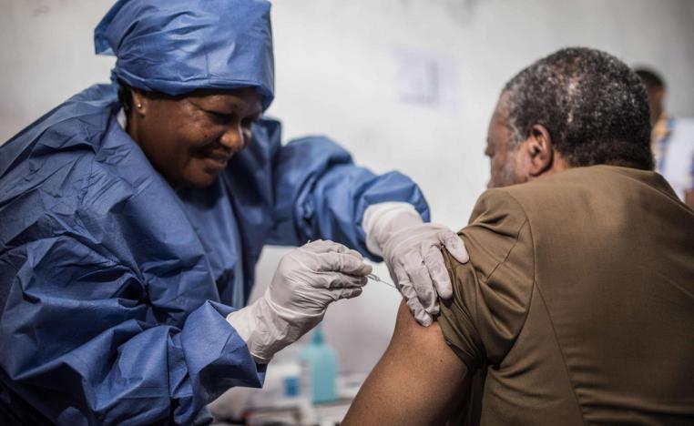 الدكتور جان جاك مويمبي تامفوم يتلقى لقاح الإيبولا في غوما بجمهورية الكونغو الديمقراطية