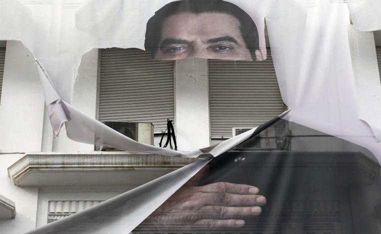 صورة ممزقة للرئيس التونسي الراحل زين العابدين بن علي