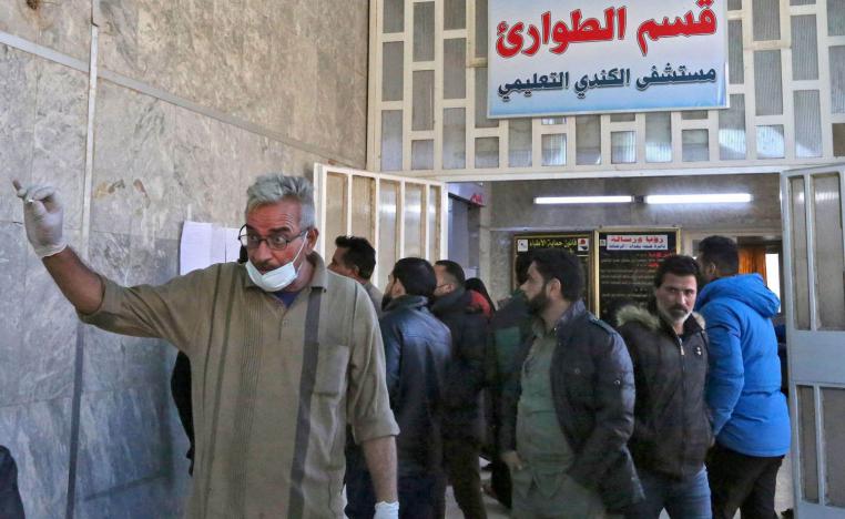 عراقيون يتابعون قوائم الضحايا بعد تفجير ساحة الطيران