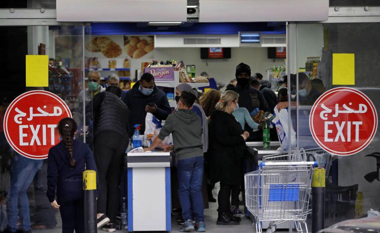 لبنانيون يتسوقون في بيروت