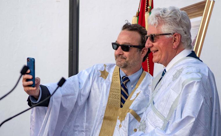 US ambassador to Morocco David Fischer (R) and US Assistant Secretary of State David Schenker take a selfie wearing a traditional Sahrawi dress 