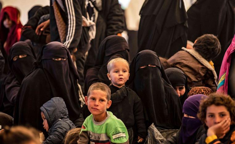 المئات من عوائل داعش المحتجزين في مخيمات اللاجئين بسوريا يواجهون مصيرا غامضا 