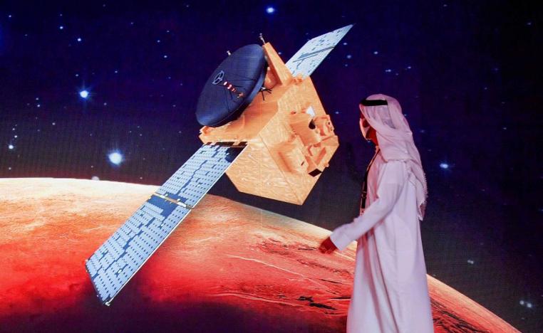 مسبار الأمل يظهر على شاشة كبيرة في مركز محمد بن راشد للفضاء في دبي