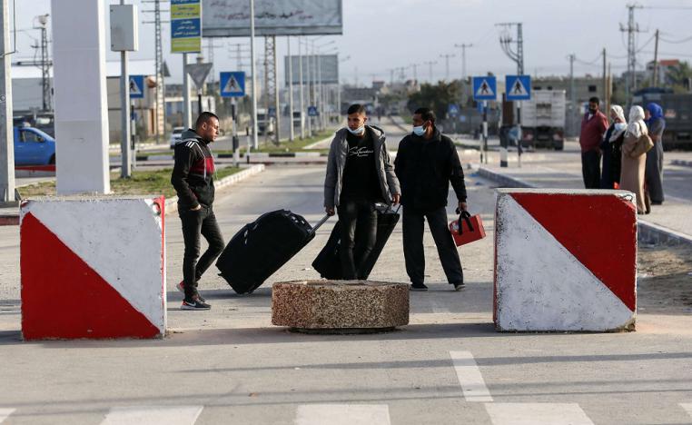 فلسطينيون يعبرون معبر رفح الحدودي