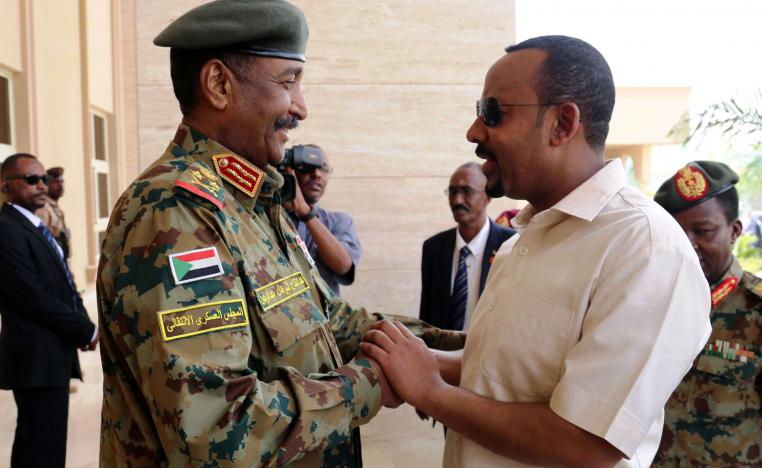 رئيس الوزراء الاثيوبي آبي أحمد (يمين) ورئيس المجلس الانتقالي السوداني عبدالفتاح البرهان