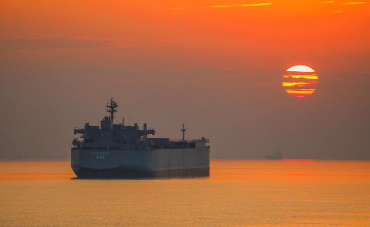 سفينة حربية إيرانية تجري مناورات في خليج عمان