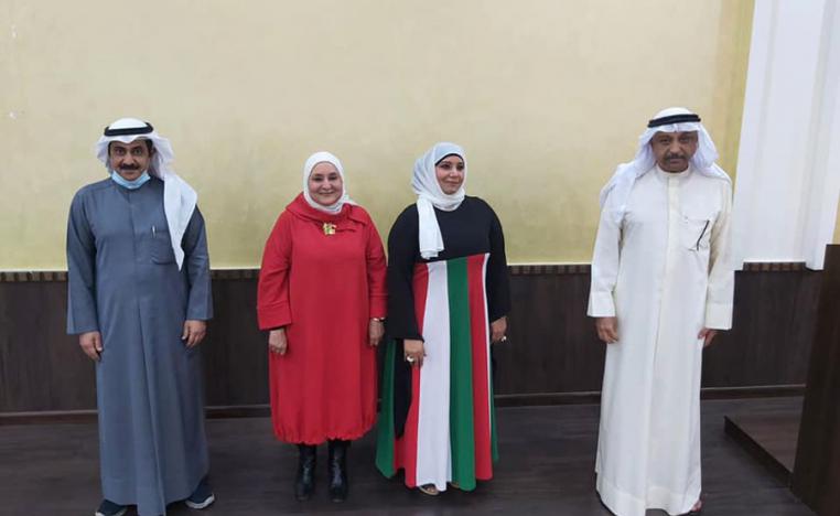 رئيس الوزراء الكويتي الشيخ صباح الخالد الصباح يتحدث مع عدد من النواب في جلسة سابقة