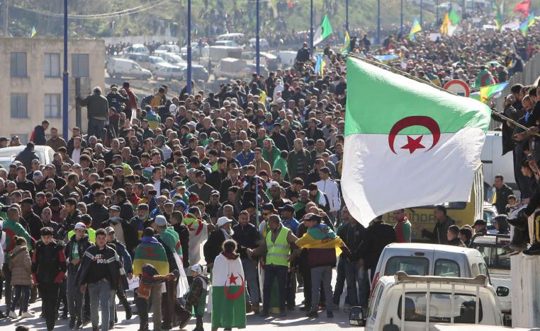 محتجون جزائريون يعودون إلى الحراك