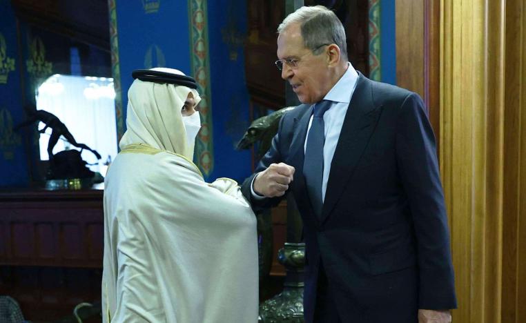 وزير الخارجية الروسي سيرجي لافروف (يمين) يلتقي نظيره السعودي الأمير فيصل بن فرحان