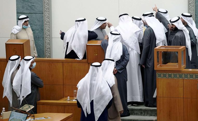 الكويت تكابد لتجاوز أزمات اقتصادية وسياسية