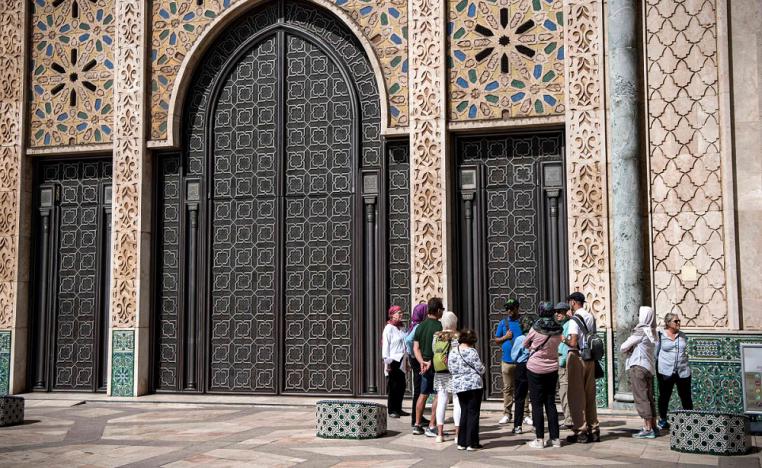 سياح يزورون مسجد الحسن الثاني الكبير في الدار البيضاء المغربية