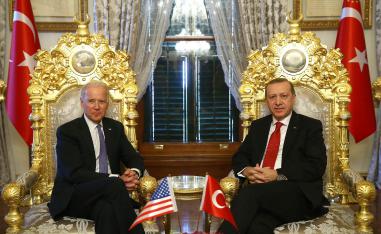 الرئيس التركي رجب طيب أردوغان يستقبل نائب الرئيس الأميركي في حينه جو بادين في اسطنبول