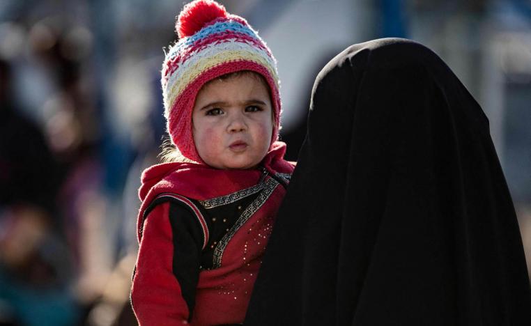 سورية من داعش مع طفلها في مخيم الهول