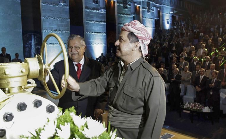 الرئيس العراقي الراحل جلال طالباني مع الرئيس الكردي السابق مسعود بارزاني في تدشين مشروع نفطي عام 2009 في أربيل