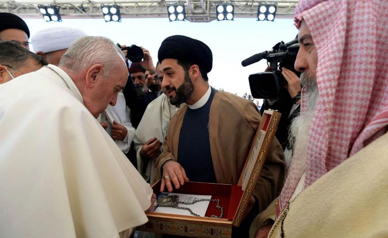 البابا يستمع لرجل ديني شيعي في أور جنوب العراق
