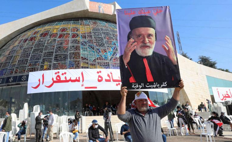 لبناني يرفع صورة الكاردينال الراحل نصرالله صفير قبل قداس وكلمة من رئيس الكنيسة اللبنانية بشارة الراعي
