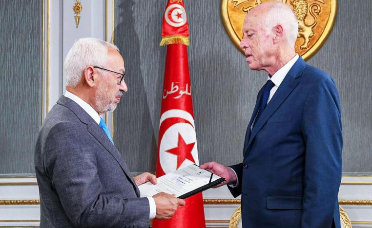 الرئيس التونسي قيس سعيد (يمين) ورئيس البرلمان راشد الغنوشي