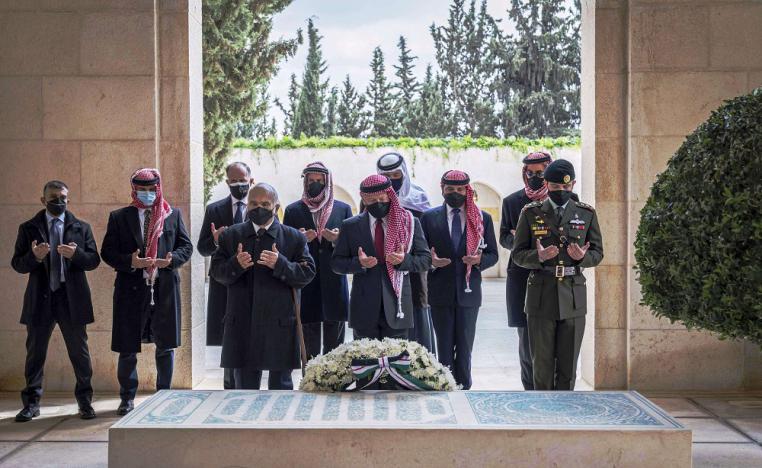 العاهل يقوم رفقة مجموعة من الأمراء بزيارة للأضرحة الملكية