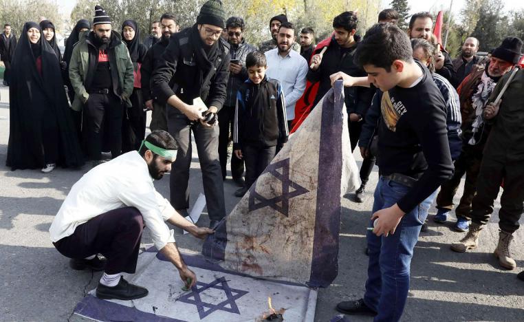 إيرانيون يحرقون علم إسرائيل