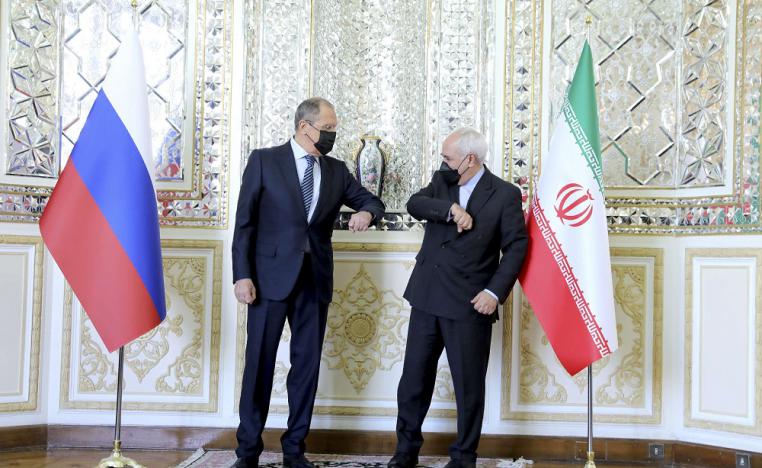 لقاء في طهران يجمع بين وزير الخارجية محمد جواد ظريف (يمين) ونظيره الروسي سيرغي لافروف