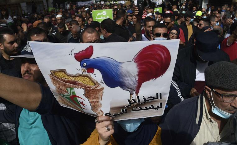 الحراك الشعبي ينظر بعين الريبة للتقارب الفرنسي الجزائري