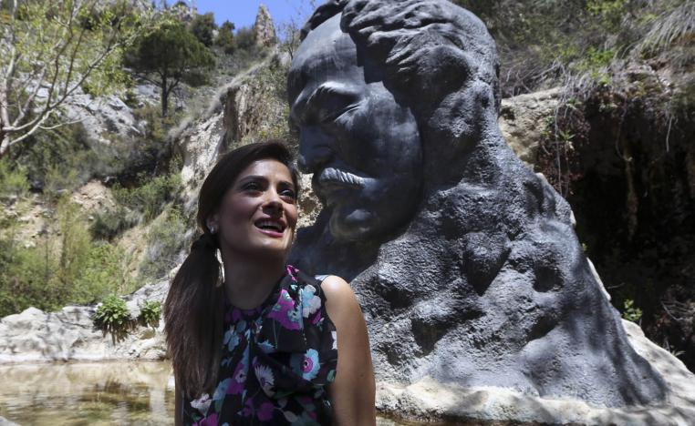 الممثلة سلمى حايك بجانب تمثال الشاعر جبران خليل جبران