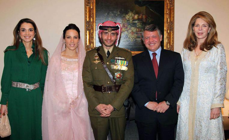 العاهل الأردني الملك عبدالله بجوار أخيه الأمير حمزة بحضور الملكتين نور ورانيا والعروس الأميرة بسمة (2012)