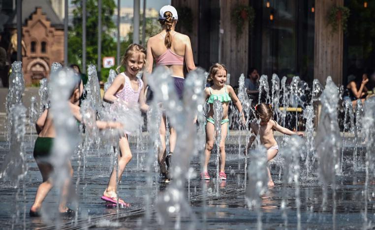 أطفال يلعبون بالماء في يوم ربيعي حار في موسكو