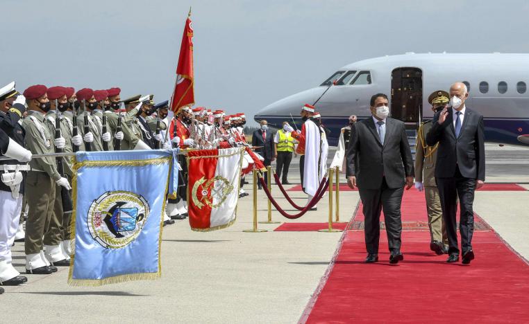 الرئيس التونسي قيس سعيّد (يمين) يستقبل رئيس المجلس الرئاسي الليبي محمد المنفي