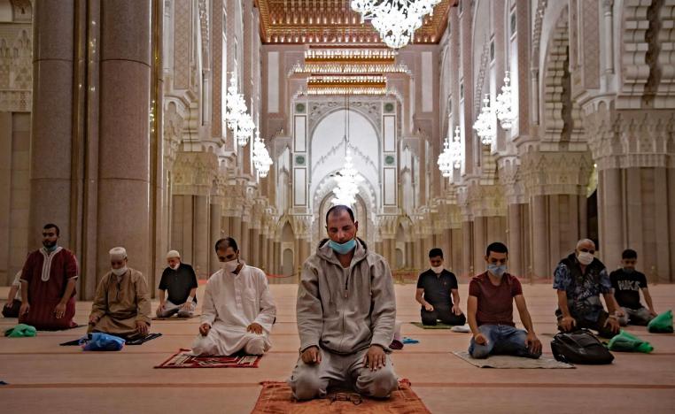 مواطنون مغاربة يؤدون الصلاة في مسجد الحسن الثاني في الدار البيضاء
