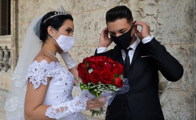 زوجان يحتفلان بزفافهما في هافانا بكوبا