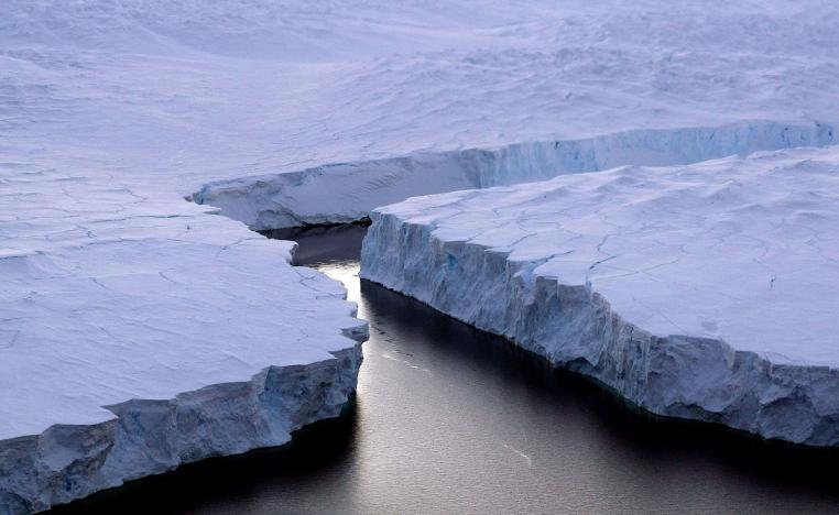 جبل جليدي هائل ينفصل عن كتلته في القارة القطبية الجنوبية