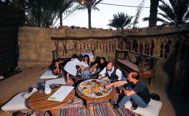 سياح يتناولون وجبة أعدها سكان سقارة في الجيزة