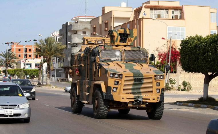 مصفحة تركية تسير في أحد شوارع المدن الليبية