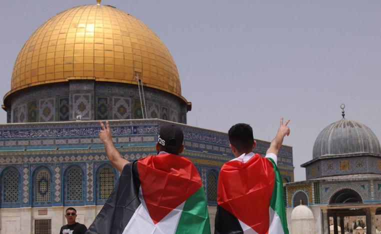 فلسطينيان يرفعان شارة النصر في باحة الأقصى