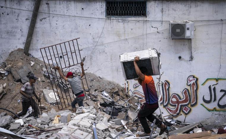 فلسطينيون في غزة يبحثون وسط ركان القصف عن ما يمكن استخدامه