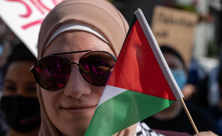 ناشطة فلسطينية في تظاهرة في لويسفيل في ولاية كنتاكي الأميركية