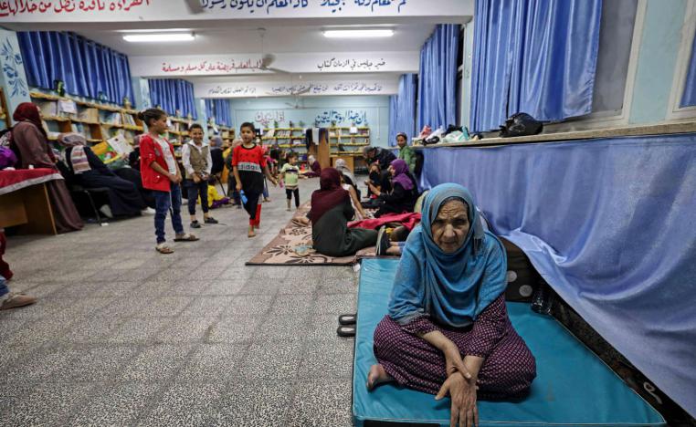 غزاويون يلجأون إلى المدارس هربا من القصف الاسرائيلي