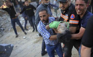 فريق الانقاذ الفلسطيني يستخلص طفلا من تحت الانقاض في غزة