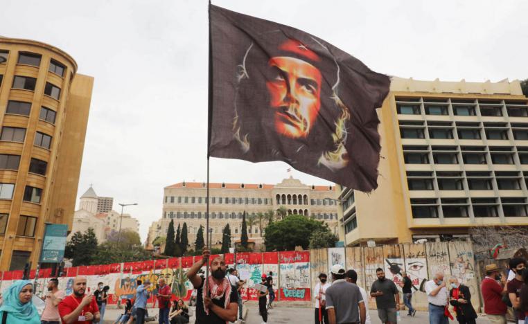 متظاهرون لبنانيون يرفعون صورة شي غيفارا في بيروت
