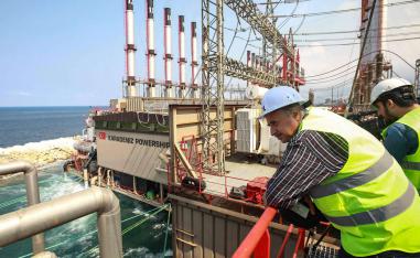 مهندسون اتراك بالقرب من محطة كهرباء عائمة في بيروت