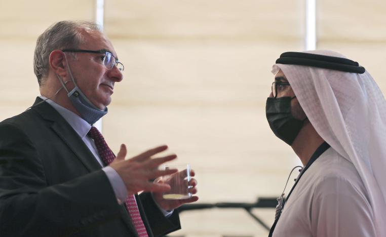سفير إسرائيل في الإمارات إيتان نائيه (يسار) يتحدث مع مسؤول إماراتي خلال منتدى الاستثمار العالمي في دبي 