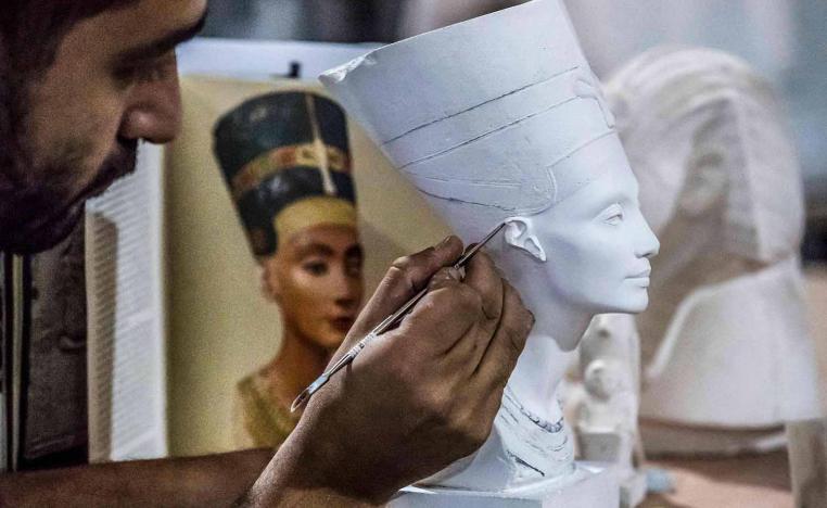 Tourists look for hand-made souvenirs
