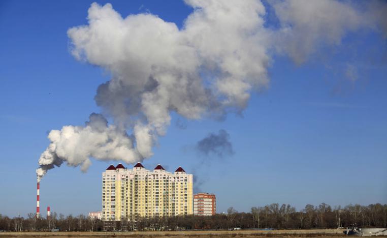 دخان ينبعث من مدخنة مصنع في الصين