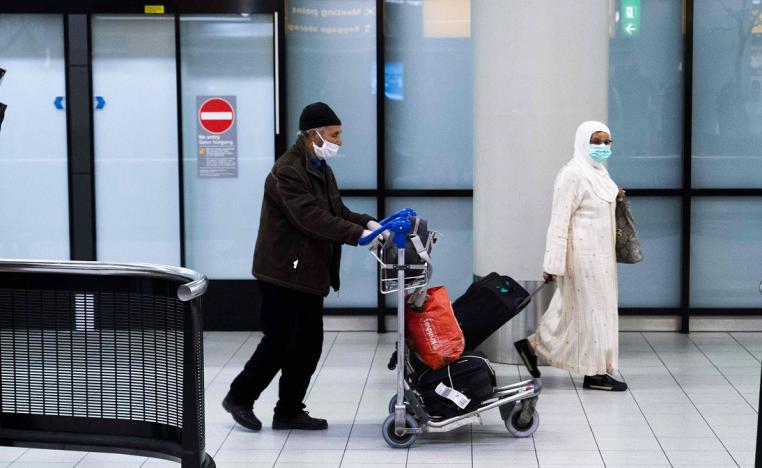 مسافرون في مطار في الدار البيضاء بالمغرب