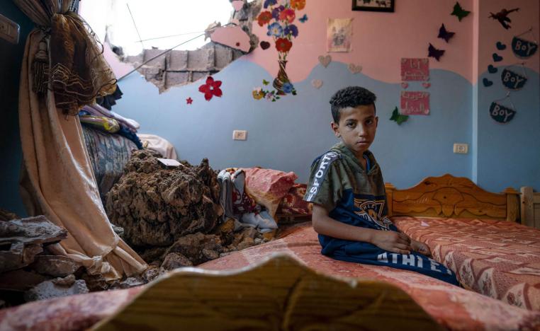 طفل فلسطيني في غرفته المدمرة بالقصف الإسرائيلي على غزة