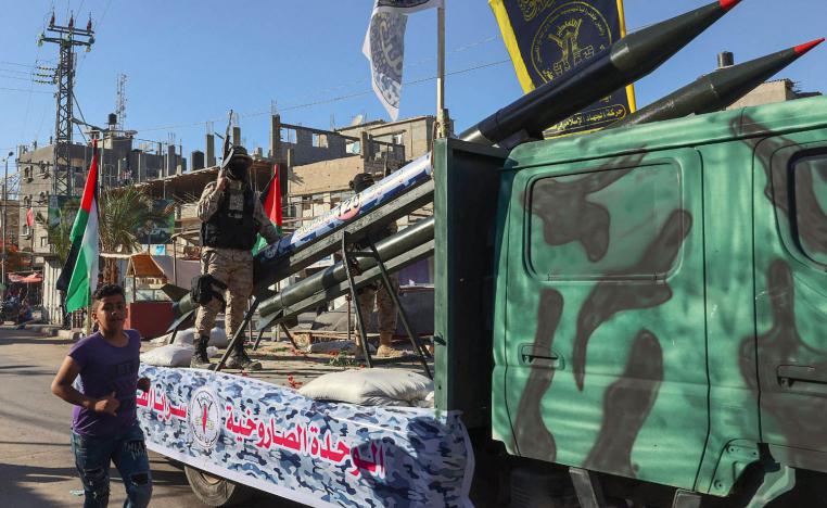 فلسطينيون يستعرضون صواريخ في غزة