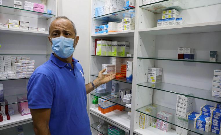 صيدلي لبناني يستعرض نقص الدواء في صيدلية في بيروت